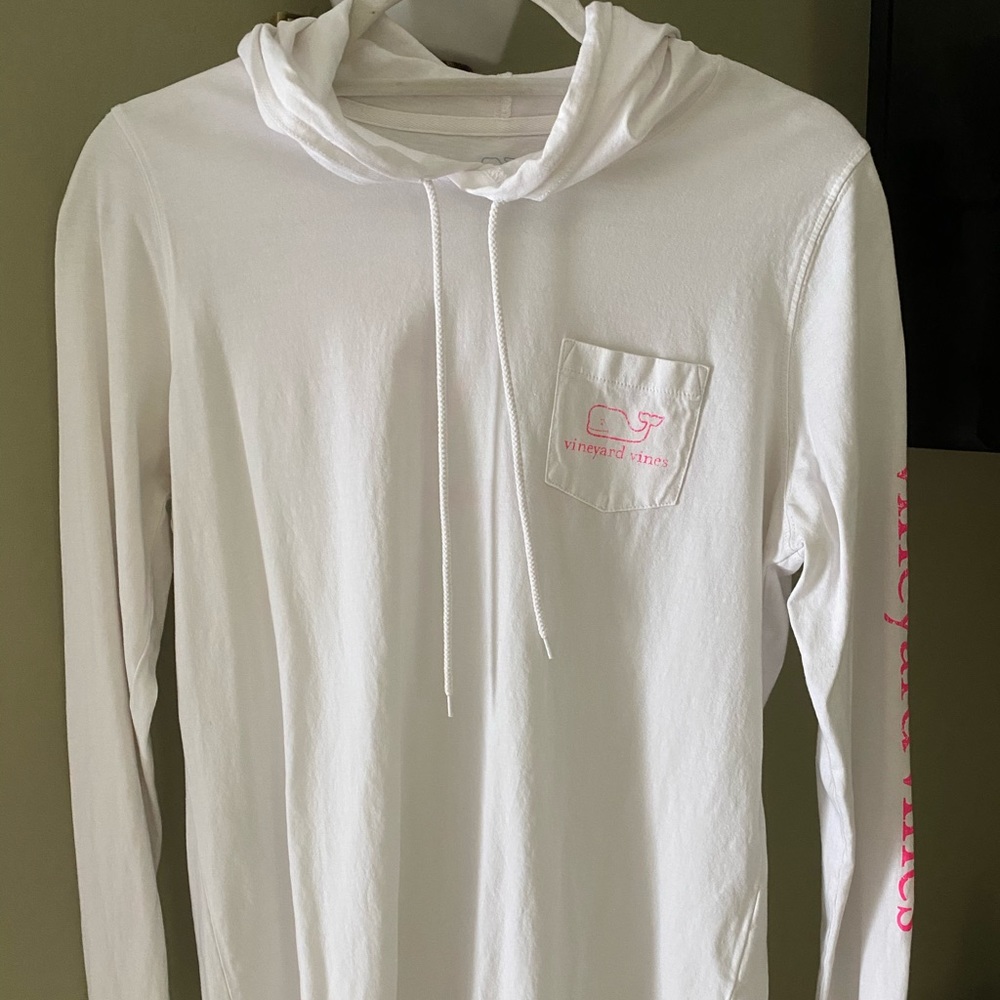 White Vineyard Vines sweater with hood